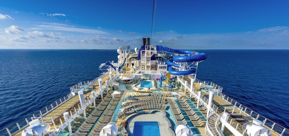 La piscina central y el solarium con los jacuzzis panorámicos a bordo del Norwegian Bliss (NCL) CRUCEROS ALASKA NORWEGIAN BLISS CRUCEROS CARIBE NORWEGIAN BLISS CRUCEROS RIVIERA MEXICANA NORWEGIAN BLISS CRUISES ALASKA CRUISES NCL NORWEGIAN BLISS CARIBBEAN NCL CRUISES NORWEGIAN BLISS #NorwegianBliss #CruiseNorwegian #Alaska #AlaskaCruises #CaribbeanCruises #AlaskaNCL #CaribbeanNCL #CrucerosEstadosUnidos #CrucerosSeatttle #SeattleCruises #NewShip #Pool